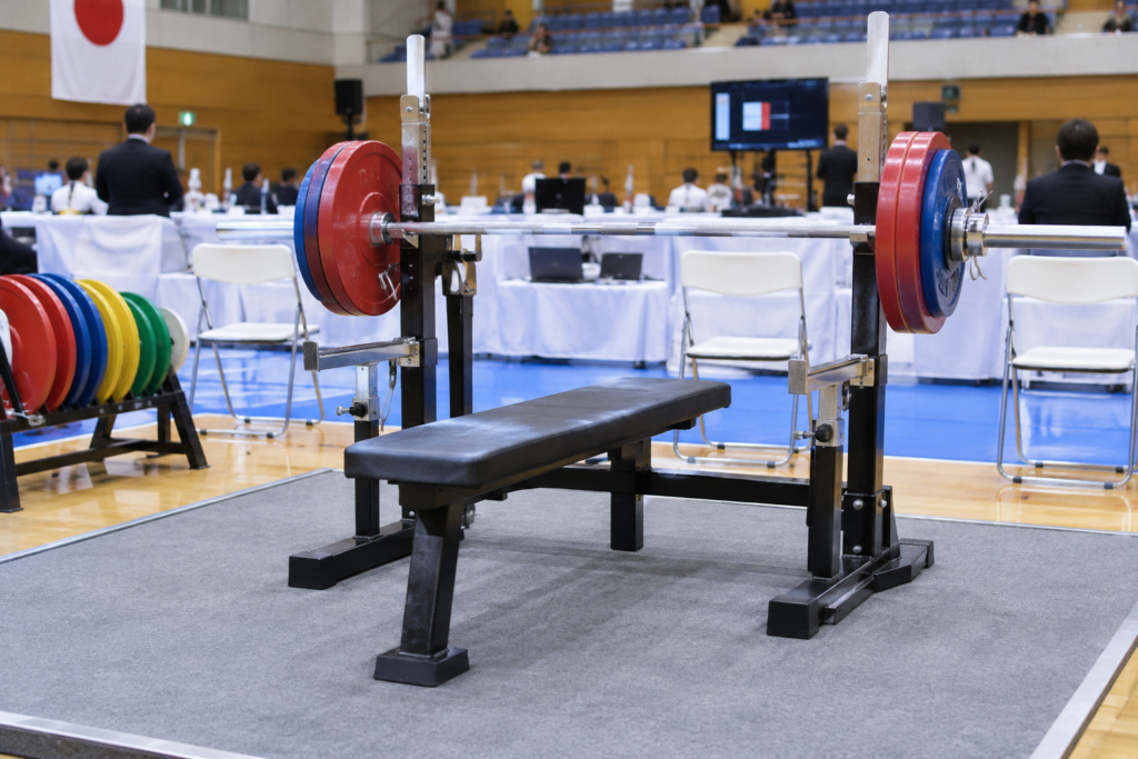 ベンチプレス競技会の競技台とバーベル